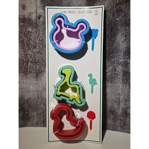 Target Bullseye Sandwich Cutter Set of 9 Pieces w/Bear, Dino and Duck New (160)